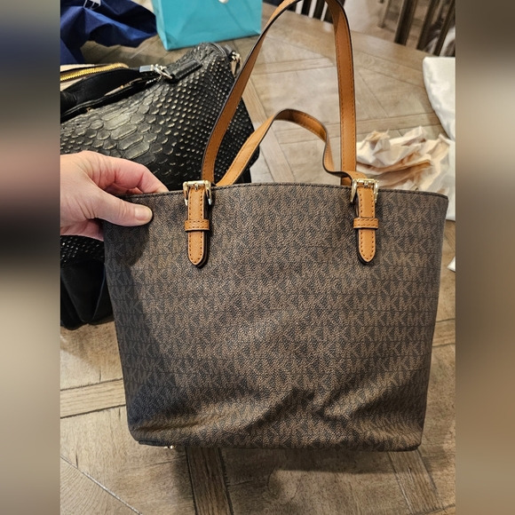 AWESOME MICHAEL KORS JET SET LOGO TOTE WITH POCKET - Picture 12 of 12